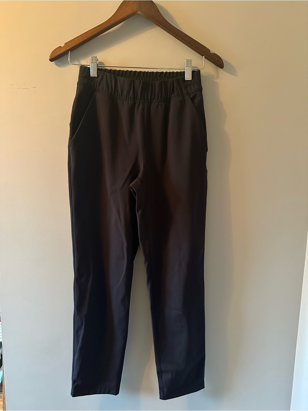 Aritzia Babaton Black Elastic-Waist Joggers